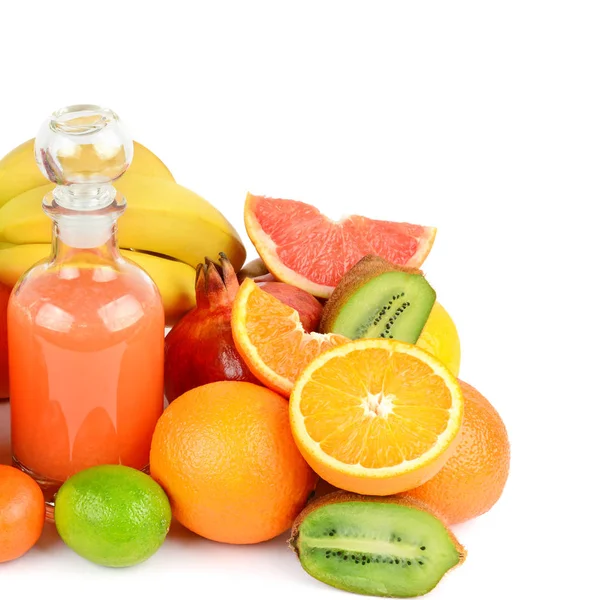 Um conjunto de frutas e sucos isolados em um fundo branco . — Fotografia de Stock