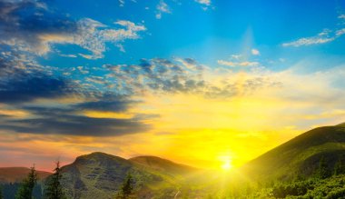 Güzel dağlar Peyzaj ve gündoğumu.