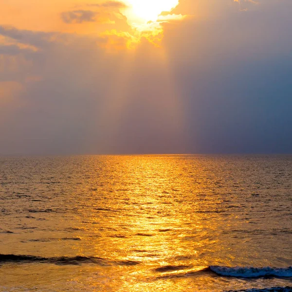 Пляж океана и красивый рассвет . — стоковое фото
