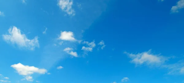 White clouds in the blue sky. Wide photo. — Stock Photo, Image