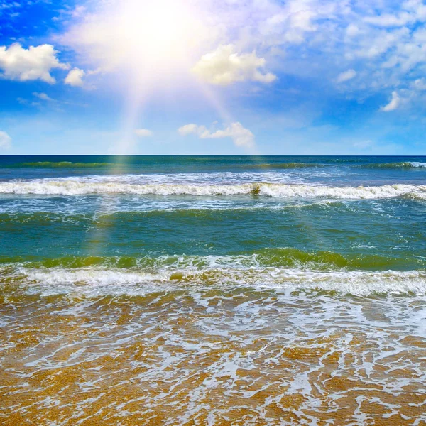 Bel paesaggio marino e sole su sfondo cielo blu . — Foto Stock