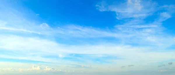 Weiße flauschige Wolken am blauen Himmel. breites Foto. — Stockfoto