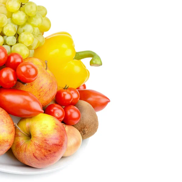 Ovoce a zeleniny na talíři izolovaných na bílém pozadí. — Stock fotografie
