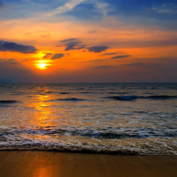 Praia do oceano e belo nascer do sol . — Fotografia de Stock