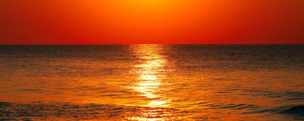Strand des Ozeans und schöner Sonnenaufgang. breites Foto. — Stockfoto