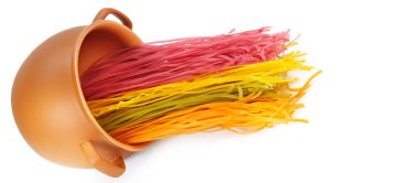 Beyaz arka planda izole edilmiş kilden bir tencerede makarna. Boş alan