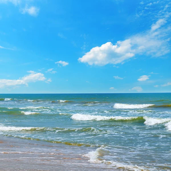 Hermoso mar y cielo azul. Playa de arena. El concepto es viajar . —  Fotos de Stock