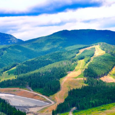 Güzel dağlar manzara ve bulutlu gökyüzü.