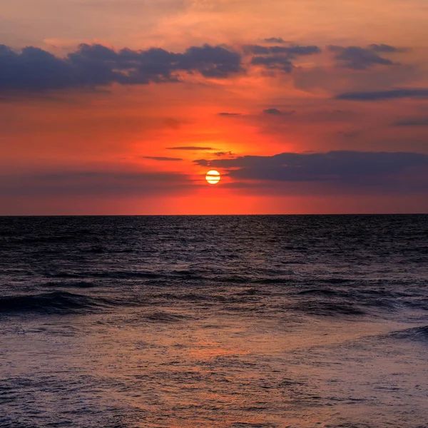 Beach of the sea and beautiful sunrise. — Stock Photo, Image