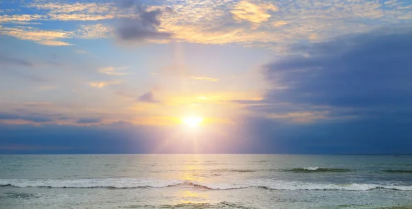 Pláž moře a jasný západ slunce. Široká fotografie . — Stock fotografie