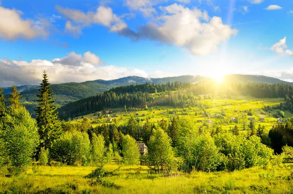 Pintoresco paisaje de montaña y puesta de sol . — Foto de Stock