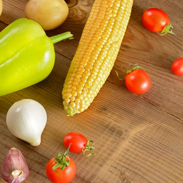 Verduras colocadas sobre una mesa de madera. Piso tendido, vista superior . — Foto de Stock