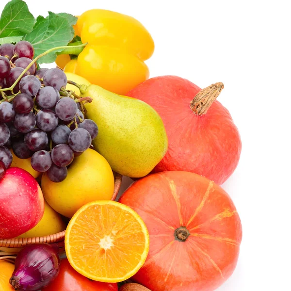 Fruits et légumes isolés sur fond blanc. — Photo