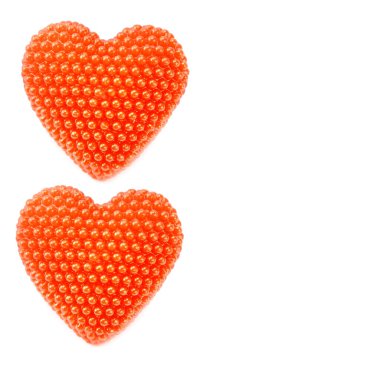 Kırmızı kalpler beyaz arka planda izole edilmiş. Metnin için boş yer.