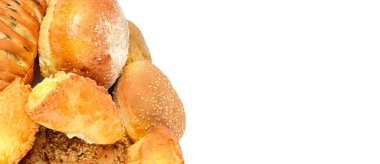 İştah açıcı ekmek ve çörekler beyaz arka planda izole edilmiş. Metin için boş alan. Geniş resim.