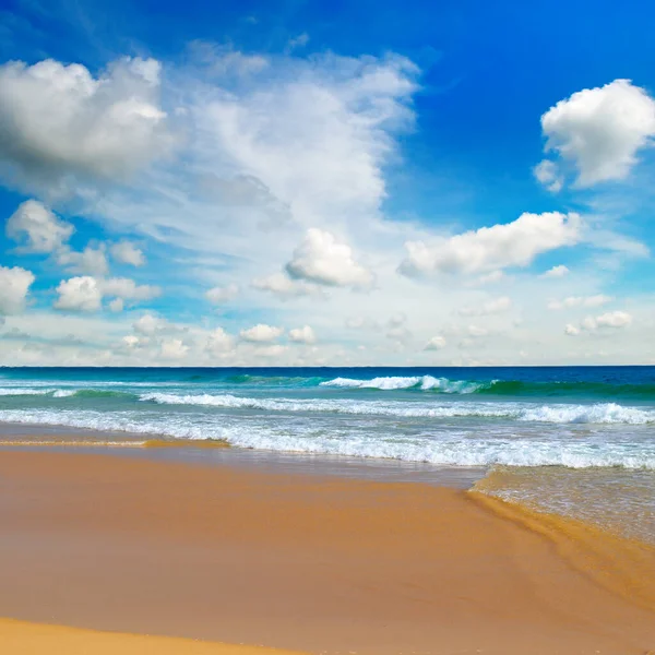 Mar Azul Fundo Céu Conceito Viajar — Fotografia de Stock