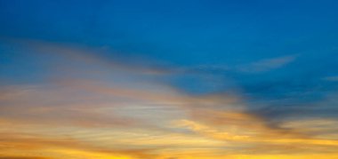 Güzel gün batımı. Mavi gökyüzü ve altın bulutlar. Geniş resim