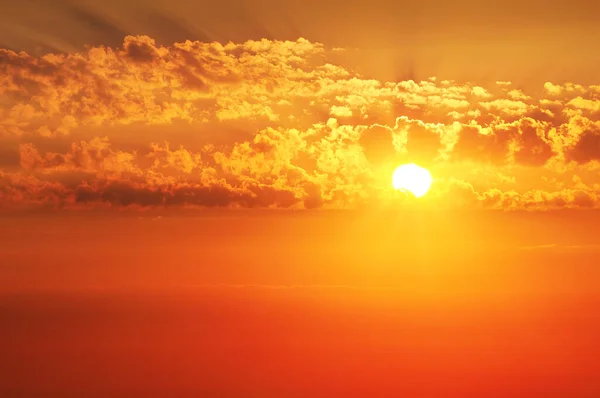 Latar Belakang Langit Jingga Matahari Terbenam Malam Hari Dengan Awan — Stok Foto