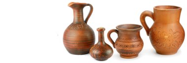 Eski seramik mutfak aletleri seti. Beyaz arka planda izole edilmiş eski yemek pişirme ekipmanları. Panoramik kolaj. Geniş resim. Metin için boş alan.