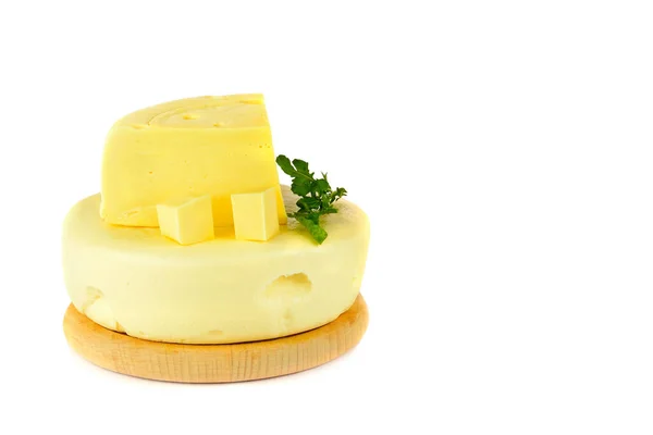 Kesme Tahtasındaki Peynirler Beyaz Arkaplanda Izole Edilmiş Metin Için Boş — Stok fotoğraf