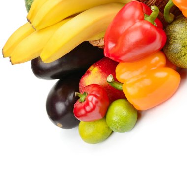 Beyaz arka planda izole edilmiş sebze ve meyve seti. Metin için boş alan.