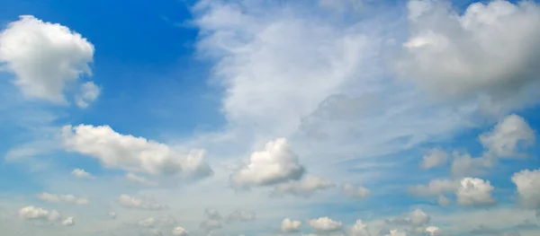 White Cumulus Clouds Blue Sky Wide Photo — Stock Photo, Image