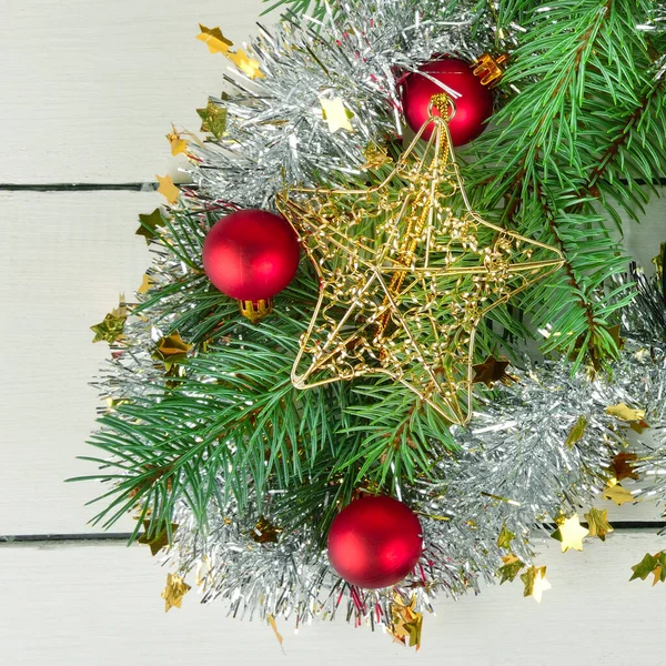 Bellissimo Sfondo Natalizio Rami Abete Rosso Decorazioni Natalizie Sfondo Bianco — Foto Stock