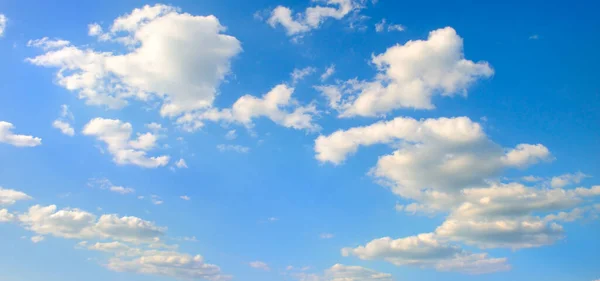 Nubes Cúmulos Blancos Cielo Azul Foto Amplia — Foto de Stock