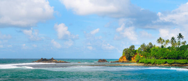 Тропический океан, полуостров, пальмы и пляж. Концепция путешествия. Широкое фото
