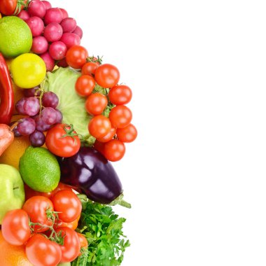 Beyaz arka planda izole edilmiş meyve ve sebze çeşitleri. Metin için boş alan.