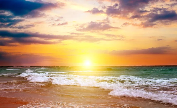 灿烂的太阳升起在海面上 这个概念就是旅行 — 图库照片