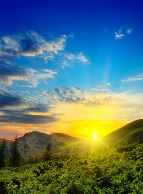 Gün batımının arka planında güzel bir dağ manzarası. Konsept seyahat..