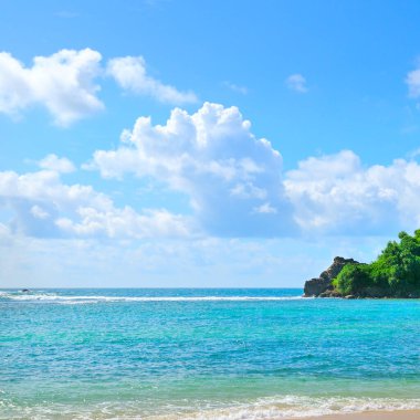 Tropikal okyanusun masmavi suları. Konsept seyahat..