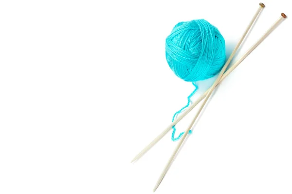 ウール糸と編み針のボールは白い背景に隔離されています 趣味や工芸品がコンセプトです テキストのためのフリースペース — ストック写真