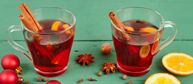 Noel baharatlı kırmızı şarap ve ahşap bir kırsal masada meyveler. Geleneksel sıcak içecek Noel zamanı