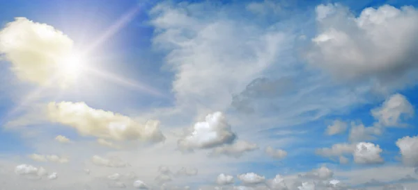 Fondo Soleado Cielo Azul Con Nubes Blancas Sol — Foto de Stock