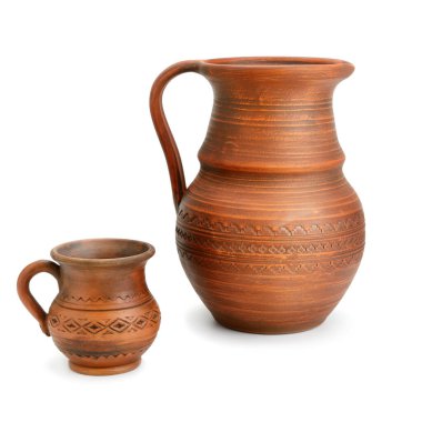 Beyaz arka planda kil sürahi ve kupa izole edilmiş. Eski kırsal stil.