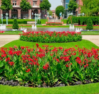 Mannheim Almanya şehir parkı. Şatafatlı çiçek yatakları ve çeşmeler.