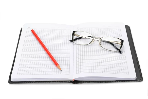 Σημειωματάριο Γυαλιά Πένα Που Απομονώνεται Λευκό Φόντο — Φωτογραφία Αρχείου