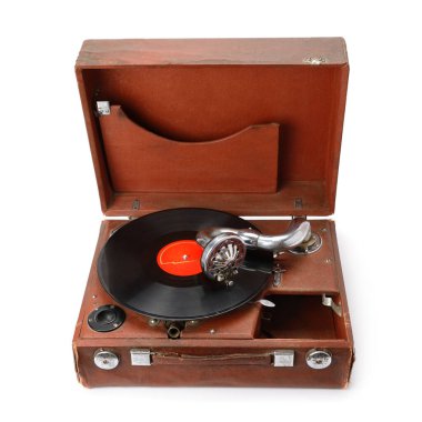 Klasik gramofon ve eski vinil kayıt beyaz arkaplanda izole edildi.
