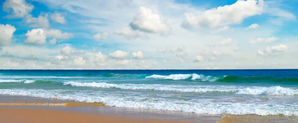 Vacker Strand Med Sand Turkost Hav Blå Himmel Med Moln — Stockfoto