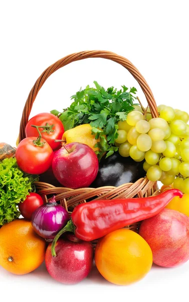 Sammansã Ttning Med Grönsaker Och Frukt Korg Isolerad Vit Bakgrund — Stockfoto