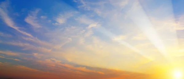 Vacker Soluppgång Blå Himmel Och Gyllene Moln Brett Foto — Stockfoto