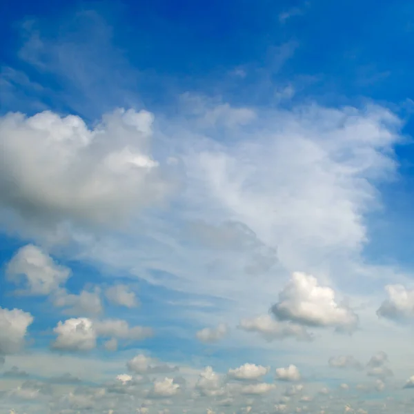 Blå Himmel Bakgrund Med Små Moln — Stockfoto