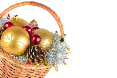 Beyaz arka planda izole edilmiş sepetteki Noel süsleri. Metin için boş alan.
