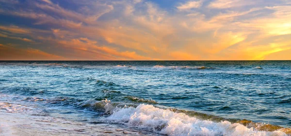 Soluppgång Över Havet Och Vacker Molnlandskap Brett Foto — Stockfoto