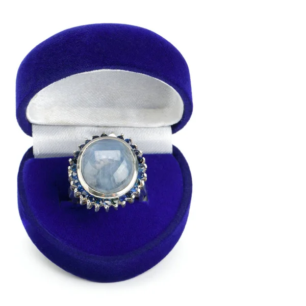 环与天然蓝宝石隔离在白色的背景 斯里兰卡的宝石 这个概念是一个重要活动的礼物 文件的自由篇幅 — 图库照片