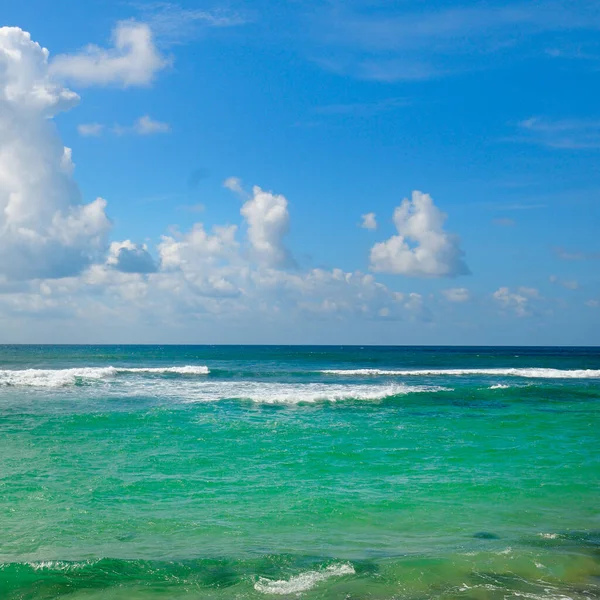 Deniz ve Mavi Gökyüzü arka planı. Konsept seyahat..