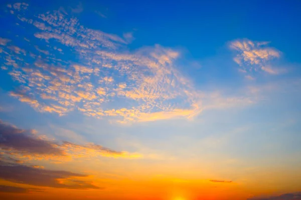 オレンジの空の日の出と雲の風景 — ストック写真