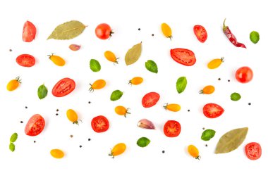 Kiraz domatesi, sarımsak, biber ve defne yaprağının parlak arkaplanı. Beyaz arkaplanda izole edilmiş sebzeler.